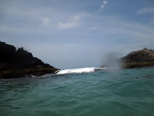 Проход между скалами из бухты Ката в открытое Карибское море.