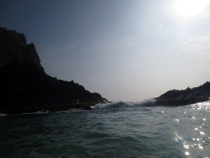 Проход морских вод между скал в бухту Ката.