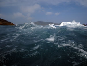 Волны Карибского моря гонят воду в Кату.