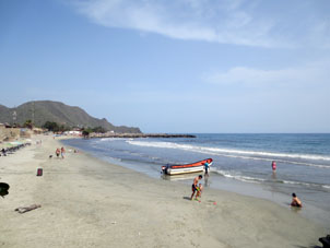Пляж в Окумаре де ла коста де Оро, откуда отходят лодки на Сьенсгу де Окумаре.