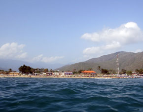 Вид на пляж Окумаре с лодки.