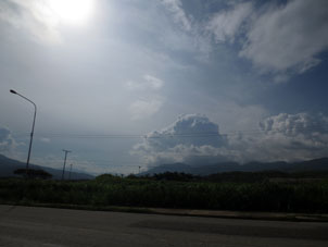 Облака на облаках, сфотографированные по дороге из Маракая в Валенсию по объездной (зелёной) дороге.