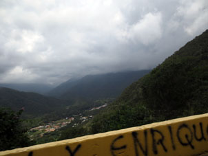 Вид на посёлок Куягуа с горной дороги.