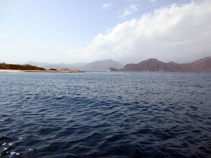 Вид на остров Длинный и материковый берег Карабобо из воды.