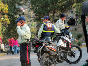 Муниципальные полицейские в Колонии Товар.