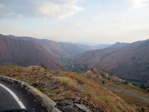 Дорога спускается в долину реки Арагуа.