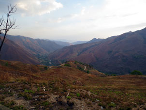 Дорога спускается в долину реки Арагуа.