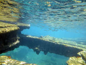 Зарастающая кораллами палуба затонувшего корабля.
