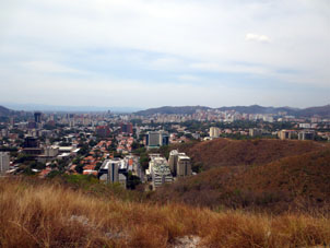 Вид с гор, примыкающих к городу Валенсия в апреле.