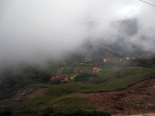 Вид вниз со склона при выезде из Колонии Товар (штат Арагуа).