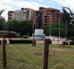Памятник авиатору в парке Армии в Маракае.