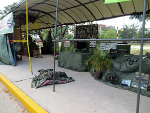 Павильон 42-й парашютно-десантной бригады на выставке армейской техники в парке Армии в Маракае.