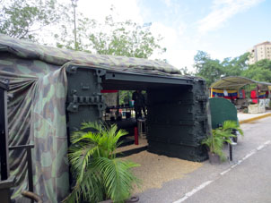 Экспозиция отдельного инженерного батальона 407 в парке Армии в Маракае.