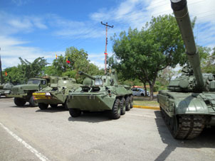 Армейская бронетехника на выставке в парке Армии в Маракае.