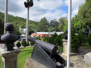 Вид с крыльца Училища Артиллерии и Бронетехники в Каракасе.