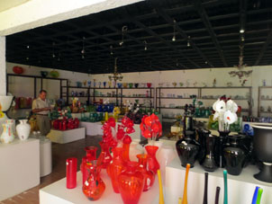 Торгово-выставочный зал фабрики муранского стекла в Сан-Антонио.