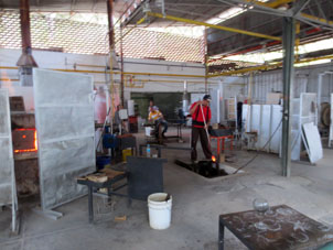 Производственный цех фабрики муранского стекла в Сан-Антонио (штат Миранда).