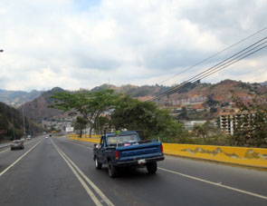 Старинный Форд на подъезде к пригородному району Каракаса Фуэрте Тиуна.