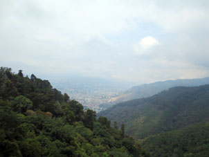 Вид на Каракас с канатной дороги.
