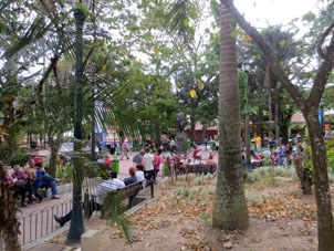Центральная площадь городка с памятником Симону Боливару.