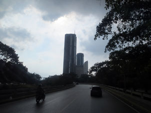 Небоскрёб в центре Каракаса (ранее его достраивали после пожара).