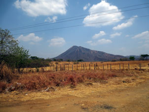 Гора Тирамото в сухой сезон (в районе Эль Пао).