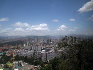 Вид на Каракас с канатной дороги.