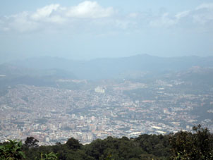 Вид на Каракас с горы Авила.