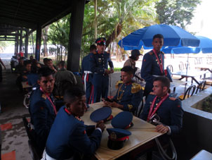 Курсанты Военно-морской Академии со своим лейтенантом (у них он называется teniente de fragata).