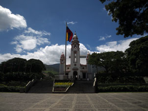 Вот он, Национальный Пантеон. В современной пристройке покоятся останки Симона Боливара, а в здании бывшей церкви, переделанный в Пантеон, его сподвижников по борьбе за Независимость Южно-американских колоний от Испании.