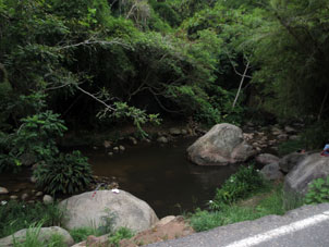 Река, впадающая в Карибское море в Чорони, течёт с гор Берегового хребта (Кордильеры де ла Коста).
