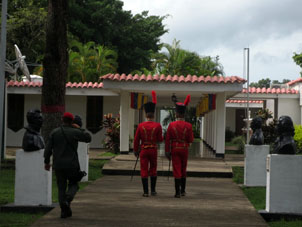 Гвардейцы Почётной Гвардии на Поле Карабобо идут к себе в казарму.