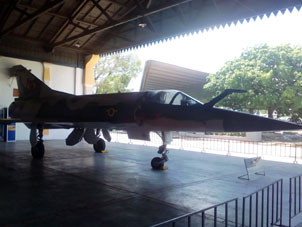 Военный реактивный самолёт в Музее Аэронавтики в столице Арагуа.
