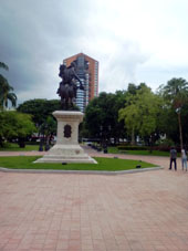 Памятник Симону Боливару и самое высокое здание в Маракае, столице Арагуа.