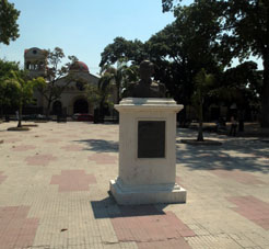 Памятник генералу Седеньо на выходе из метро "Санта Роса".