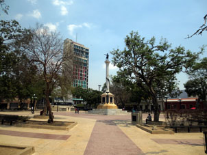 Памятник Симону Боливару на площади его имени.