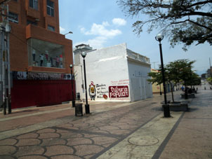 Идём на север от площади Симона Боливара. На стене надписи Венесуэльского Комсомола.
