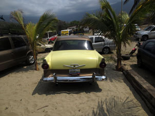 Старинная машина, дизайн которой американцы содрали с Волги ГАЗ-А21 на пляже в Патанемо.