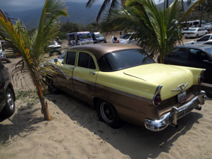 Старинная машина, дизайн которой американцы содрали с Волги ГАЗ-А21 на пляже в Патанемо.