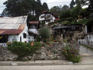 Среди новых домов сохранились старинные дома первых поселенцев Колонии Товар.
