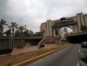 Опять въезжаем в центр Каракаса.
