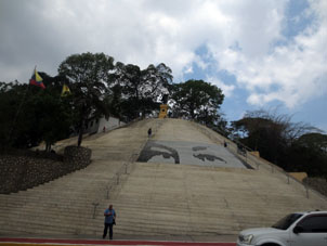 Холм Эль Силенсио (Тишина), на котором стоит памятник Эсекелю Саморе.