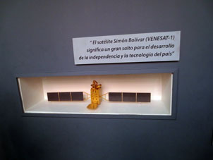 Макет венесуэльского спутника "Симон Боливар" в этом же зале.