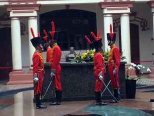 Смена почётного караула у могилы Чавеса.