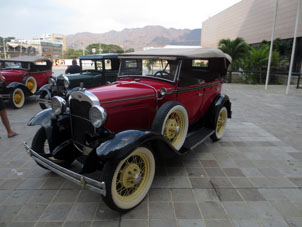 Старинный "Форды" на выставке старинных автомобилей около гостиницы "Эсперия", куда хозяин привозит свои автомобили (своим ходом) и разрешает фотографироваться в них.
