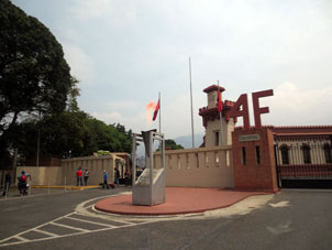 Раньше в этом здании (самое красивое по моему мнению в Каракасе) был Штаб Резервной Армии, теперь здесь располагается могила Уго Рафаэля Чавеса Фриаса.