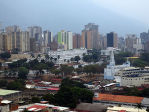 Жёлтый круг вдали - вертолётная площадка Президента Венесуэлы около его резиденции Мирафлорес.
