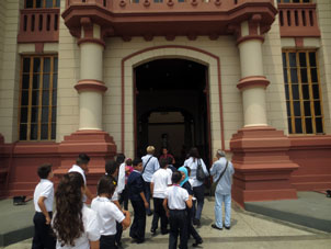 Экскурсия входит в зал (дворик), где расположена могила Уго Чавеса.