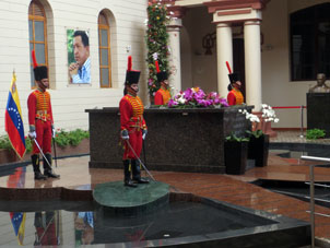 Почётный караул на могиле Вечного Главнокомандующего Вооружённых Сил Боливарианской Республики Венесуэлы Уго Рафаэля Чавеса Фриаса.