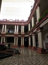 Зал (крытый дворик) где располагается могила Президента, Верховного Главнокомандующего Уго Рафаэля Чавеса Фриаса.